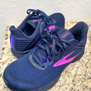 NEW Brooks Women’s Navy and Pink Running Shoes